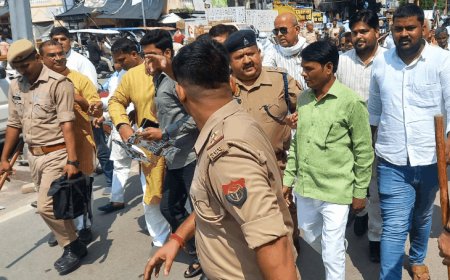 चुनाव आयोग की कार्यप्रणाली के विरोध में कांग्रेस का प्रदर्शन:अयोध्या में कांग्रेस ने निकाला विरोध मार्च, ज्ञानेश कुमार का पुतला जलाया. गिरफ्तारी की मांग की