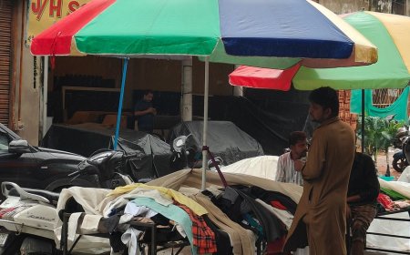 लखनऊ बारिश में व्यापार हुआ फीका:चौक साप्ताहिक बाजार में पसरा सन्नाटा , व्यापारियों को नहीं मिल रहे ग्राहक