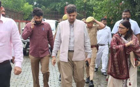 डीएम ने ईवीएम वेयरहाउस का निरीक्षण किया:मुरादाबाद में सीसीटीवी और रिकॉर्ड की जानकारी ली, सुरक्षा व्यवस्था का जाना हाल