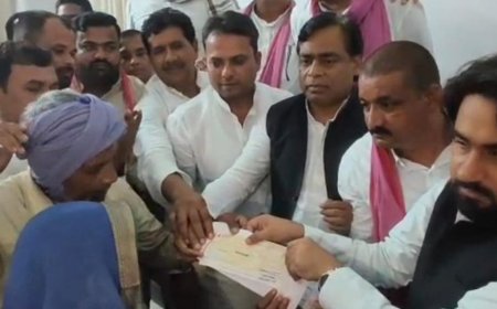 शैलेश गौतम के परिवार से मिला सपा प्रतिनिधिमंडल:1 लाख रुपए की आर्थिक मदद; पुलिस ने पहले रोका, बाद में कराई मुलाकात