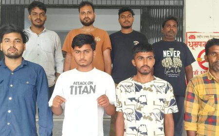 चकरोड बनाने की मांग को लेकर कलेक्ट्रेट पहुंचे ग्रामीण:बारिश में रास्ता खराब होने से परेशानी, भदोही में 8 फीट का रास्ता बनाने की मांग