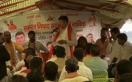 एक रोटी कम खाइए,लेकिन बच्चों को जरूर पढ़ाइए:काशी में नाविकों से बोले मंत्री राजभूषण चौधरी,कहा- हाइड्रोजन नाव से पर्यावरण हो रहा सुरक्षित