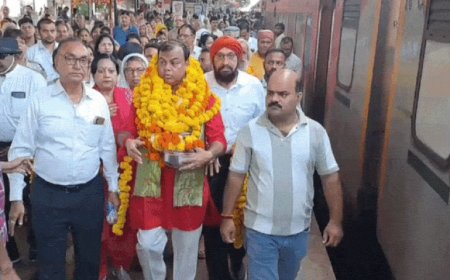 झांसी में लावारिश मौत मरे लोगों का 'गया' में पिंडदान:आठ सौ आत्माओं के पिंड लेकर झांसी से रवाना हुए संस्था के सदस्य, बोले-'जिनका कोई नहीं उनके हम हैं'