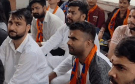BHU में केन्द्रीय कार्यालय के बाहर ABVP ने पढ़ा सुंदरकांड:3 दिनों से जारी है अनिश्चितकालीन धरना,बोले-विश्वविद्यालय प्रशासन बना रही दबाव