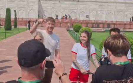 फेमस अमेरिकी यूट्यूबर मिस्टर बीस्ट पहंचे ताजमहल:पत्नी संग किया ताज का दीदार, पर्यटकों में मची फोटो लेने की होड़