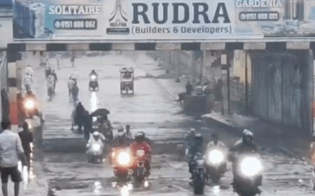 कानपुर में 56 घंटे की बारिश से सड़क, गलियां जलम्गन:VIDEO अस्पताल, बाजार, RTO के रास्तों में जलभराव से गुजरे लोग और वाहन