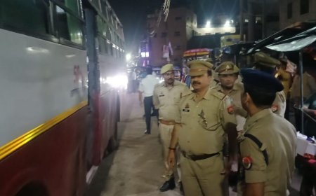 कासगंज बस स्टैंड पर रोडवेज बसों की सघन चेकिंग:चालकों का ड्रिंक एंड ड्राइव टेस्ट हुआ और यात्रियों से सुरक्षा फीडबैक लिया गया
