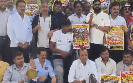 कानपुर में टूटी सड़क को लेकर व्यापारियों ने प्रदर्शन किया:ढोल-मंजीरा और थाली बजाकर नगर निगम के खिलाफ नारेबाजी, अनिश्चितकाल धरने की चेतावनी