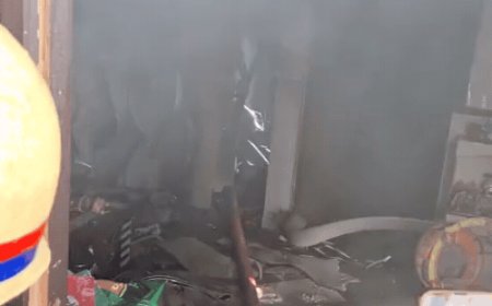 कमला नगर में फ्लैट में लगी आग:घर में महिला-दो बच्चे थे, आधे घंटे में फायर ब्रिगेड ने बुझाई आग