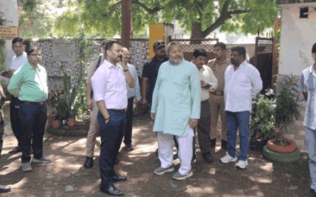 बदहाल सड़कों का हाल जानने उतरे नगर आयुक्त:कहीं गड्ढे मिले तो कहीं कूड़े का ढेर, 15 दिन में नाला निर्माण शुरू करने का अल्टीमेटम