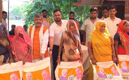 विधायक रामचंद्र यादव ने 350 राशन किट बांटे:रुदौली के बाढ़ प्रभावित परिवारों को मिली राहत, अब तक 3390 किट बांटी गईं