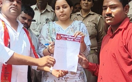 नाविकों पर हमले के आरोपियों की गिरफ्तारी की मांग:निषाद पार्टी ने जिलाधिकारी को सौंपा ज्ञापन, आंदोलन की चेतावनी दी