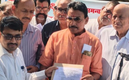 गाजीपुर में पेंशनरों का प्रदर्शन:बोले- आठवें वेतन आयोग में पुराने पेंशनरों को भी मिले लाभ