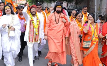 आगरा में निकली योगी यूथ ब्रिगेड की भगवा यात्रा:खेड़ा गांव में हुई सभा, महामंडलेश्वर स्वामी कृष्णानंद और अधिवक्ता नाजिया हुईं शामिल