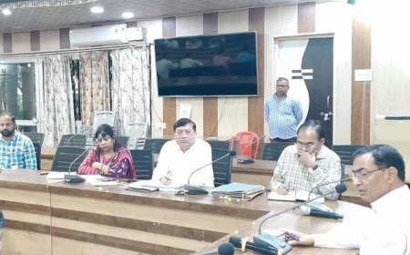 औरैया में सड़कों को गड्ढामुक्त करने की तैयारी:DM ने खराब सड़कों की मरम्मत जल्द पूरी करने के दिए निर्देश