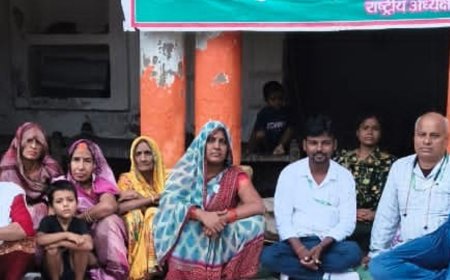 मकान का गेट गिराने के विरोध में धरना:किसानों ने तहसील प्रशासन पर लगाया कार्रवाई न करने का आरोप; जिला मुख्यालय पर आंदोलन की चेतावनी