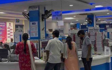 गोरखपुर में रविवार को खुले सभी बैंक:हड़ताल से पहले उमड़ी भीड़, छुट्टी के दिन वर्किंग जैसा माहौल