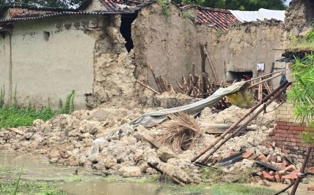 बारिश में मिट्टी का घर ढहा, 4 लोग दबे:ग्रामीणों ने मलबे से निकालकर घायलों को अस्पताल पहुंचाया