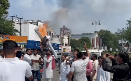 बरेली में सपा यूथ ब्रिगेड ने फूंका CEC का पुतला:SIR और मतदाता सूची में गड़बड़ी का आरोप, इस्तीफे की मांग