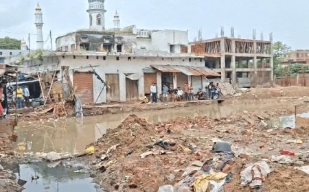 चौक सब्जी मंडी में 50 दुकानें टूटीं, 250 परिवार प्रभावित:विधायक ने किया मौके का निरीक्षण, 15 फीट गहरे गड्ढे में पानी भरने से हादसे का खतरा; बोले- दुकानदारों की रोजी-रोटी पर नहीं आने देंगे