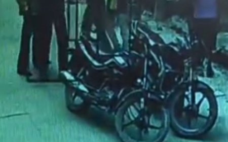 मऊ में बाइक टक्कर के बाद मारपीट का Video:दो-तीन युवकों ने एक युवक को पीटा, भीड़ देखती रही
