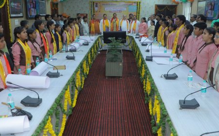 'मेरे सपनों का भारत'प्रतियोगिता में रिया ने जीता पहला स्थान:मथुरा में विद्यार्थियों ने दिखाई कल्पनाशीलता, कई और छात्रों को भी मिला इनाम