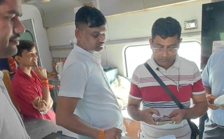 कुशीनगर एक्सप्रेस में छापा,10 यात्री बिना टिकट मिले:पेंट्री कार मैनेजर रुपए लेकर करा रहा था यात्रा, 16 पेटी अवैध पानी जब्त