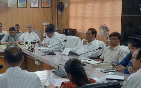 बिजनौर डीएम ने गांधी जयंती आयोजन के लिए दिए निर्देश:कहा- आमजन तक पहुंचें गांधी और शास्त्री के विचार, स्वच्छता पखवाड़ा भी चलेगा
