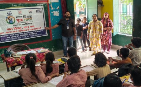 सोशल मीडिया पर बच्चों की सुरक्षा को लेकर चलाया अभियान:कासगंज में जागरूकता कार्यक्रम, ऑनलाइन शोषण और साइबर बुलिंग से बचाने की मांग