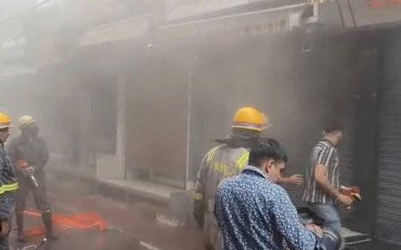 मुजफ्फरनगर की श्याम ज्वैलर्स में भीषण आग, लाखों का नुकसान:बंद दुकान में इनवर्टर के शॉर्ट सर्किट से भड़की, फोम की सीट पर चिंगारी गिरी, पूरी दुकान में भड़की