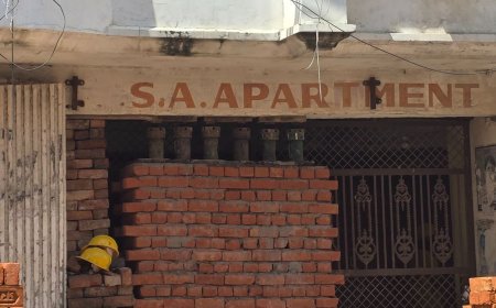 छह मंजिला एसए अपार्टमेंट होगा पूरी तरह ध्वस्त:पिलर टूटने के बाद बिल्डिंग में रहने लायक नहीं बची, एलडीए देगा बिल्डर को 15 दिन का नोटिस