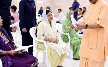 जनता दर्शन में सीएम योगी ने सुनीं फरियादें:रायबरेली के बुजुर्ग की पीड़ा पर तत्काल कार्रवाई के निर्देश, जमीन कब्जे के मामलों में सख्त कदम उठाने को कहा