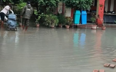 महराजगंज कोतवाली में लगातार बारिश से जलभराव:फरियादियों, पुलिसकर्मियों को परेशानी; पंप लगाकर पानी निकालना शुरू