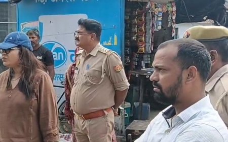सीतापुर में कैंटोनमेंट की जमीन पर नाले-फुटपाथ से हटा कब्जा:नगर पालिका ने बुलडोजर चलाकर 10 साल पुराना अतिक्रमण हटाया