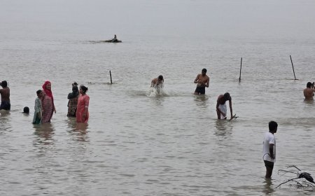 संभल में लाखों श्रद्धालुओं ने गंगा में डुबकी लगाई:श्राद्ध पक्ष की पूर्णिमा पर पितरों का तर्पण किया, पुलिस-प्रशासन अलर्ट दिखा