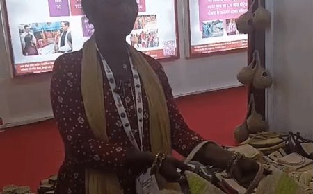 केले के रेशे से 6-7 तरह के प्रोडक्ट:बचा कूचा भी नहीं जाता बर्बाद; UPITS में सिद्धार्थनगर की महिलाओं का हुनर