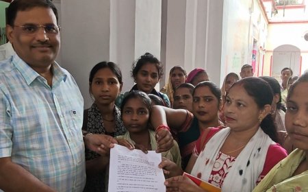 पीलीभीत में समूह सखियों का प्रदर्शन:DM को सौंपा ज्ञापन, बोलीं- 2 हजार में साड़ी भी नहीं आती, मानदेय 15 हजार करने की मांग