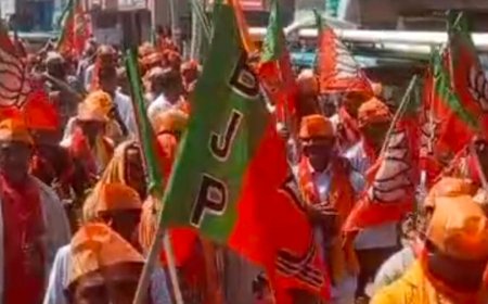 बलिया में बीजेपी नेता सुरेन्द्र सिंह ने निकाली पदयात्रा:बोले- मोदी-योगी विकास का इतिहास लिख रहे, देश को विश्वगुरु बनाएंगे