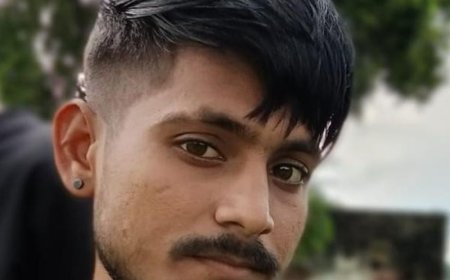 अज्ञात वाहन ने बाइक में पीछे से मारी टक्कर:कौशांबी में डिवाइडर से टकराकर सड़क पर गिरा युवक, इलाज के दौरान मौत