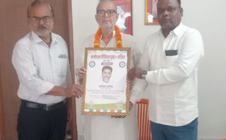 बलिया में में ट्रस्ट समाजसेवी को किया सम्मानित:जनहित की आवाज उठाने पर अभिनंदन, स्मृति चिन्ह व माल्यार्पण कर जताया आभार