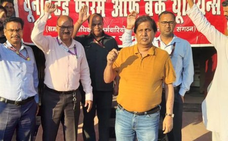रामपुर में बैंक कर्मचारियों का प्रदर्शन:पांच दिवसीय बैंकिंग सप्ताह की मांग, हड़ताल की चेतावनी दी