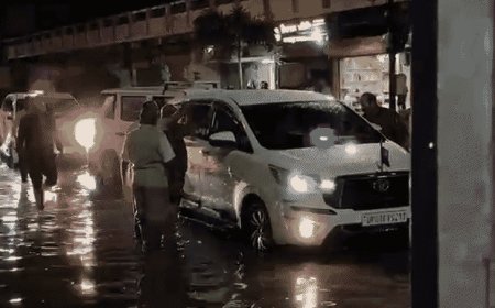 गोरखपुर में मेयर-नगर आयुक्त की गाड़ी को व्यापारियों ने घेरा:बोले- साहब 3 साल में भी नहीं सुधरी समस्या; जलभराव से हुआ लाखों का नुकसान
