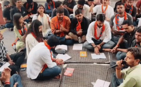 BHU में 22 छात्रों ने किया भूख हड़ताल:केन्द्रीय कार्यालय के बाहर ABVP का चल रहा अनिश्चितकालीन धरना,चीफ प्राक्टर को हटाने की कर रहे मांग