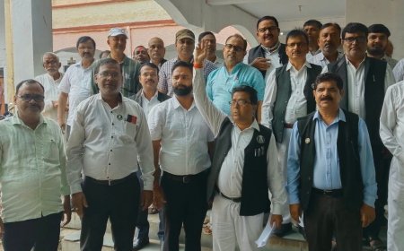 ज्वाइंट मजिस्ट्रेट के खिलाफ अधिवक्ताओं का प्रदर्शन:पत्रावलियों के निस्तारण में लापरवाही का आरोप, बार काउंसिल अध्यक्ष को हटाने की भी मांग