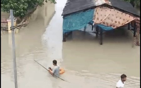 महराजगंज के सोहगीबरवा में बढ़ते जलस्तर से बाढ़ जैसे हालात:सैकड़ों घरों में घुसा पानी, परिवार सामान लेकर सुरक्षित जगहों पर पहुंच रहे