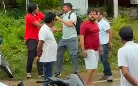 प्रयागराज में बीच सड़क युवक पर लात-घूंसे बरसाए:3 लड़कों ने दौड़ा-दौड़ाकर पीटा, हेलमेट छीनकर फेंका; पिटाई का वीडियो वायरल