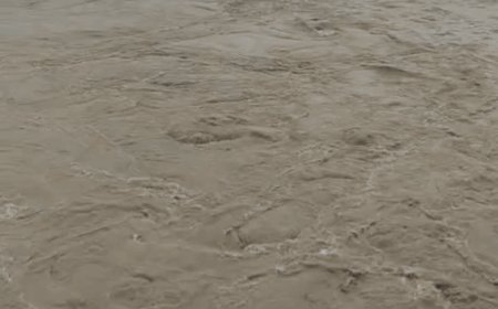बाराबंकी में बाढ़ का असर, VIDEO:आधा दर्जन स्कूल और आरोग्य मंदिर परिसर में भरा पानी