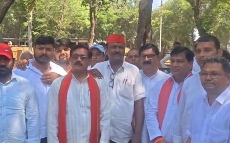 किसानों की मांगों को लेकर सपा का प्रदर्शन:कलेक्ट्रेट में कार्यकर्ताओं ने की नारेबाजी, खराब फसलों का मुआवजा देने की मांग