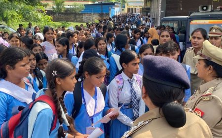 उन्नाव में छात्राओं की सुरक्षा CO ने देखी:स्कूल के पास बेवजह खड़े युवकों को हटाया, हेल्पलाइन नंबर बांटे