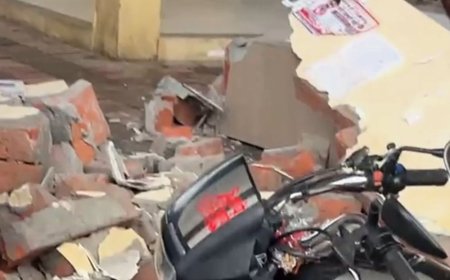 बेकाबू क्रेन पुलिस चौकी की दीवार से टकराई:गेट का बोर्ड और दो बाइक भी चपेट में आकर टूटीं